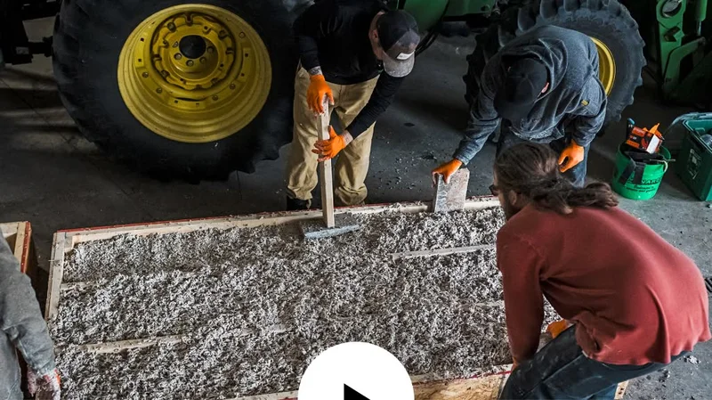 People working with concrete made with hemp.
