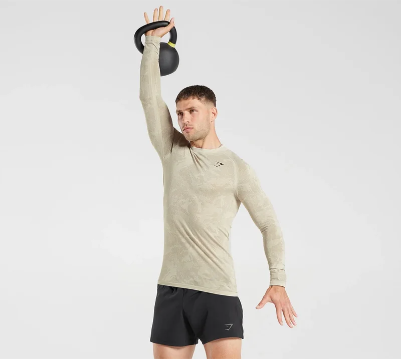 GEO SEAMLESS LONG SLEEVE T-SHIRT. Pebble Grey/Cement Brown.
