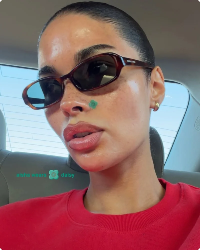 aisha wears daisy