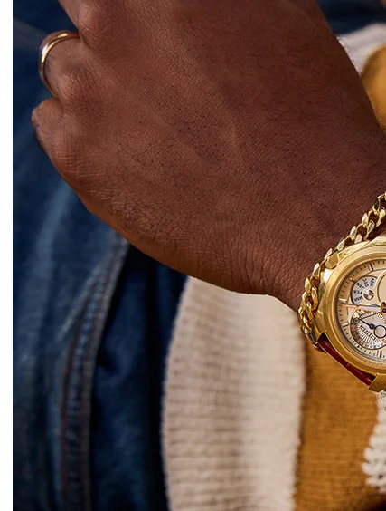 Person wearing a Calendrier BU0082-06P