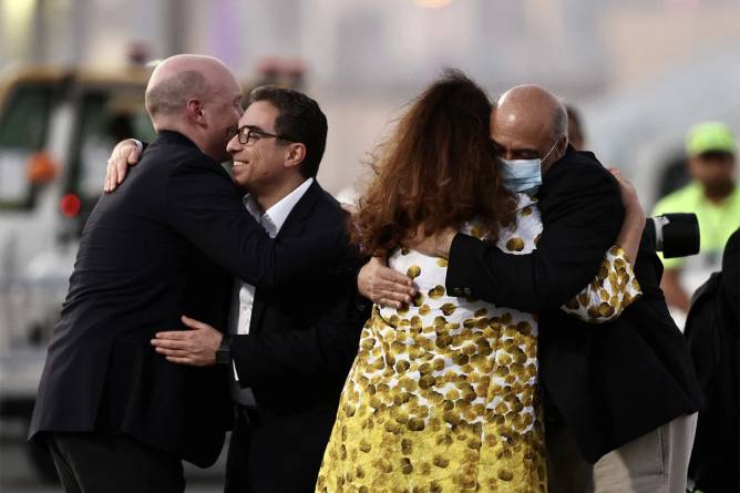 Former US prisoners in Iran greeted by their loved ones
