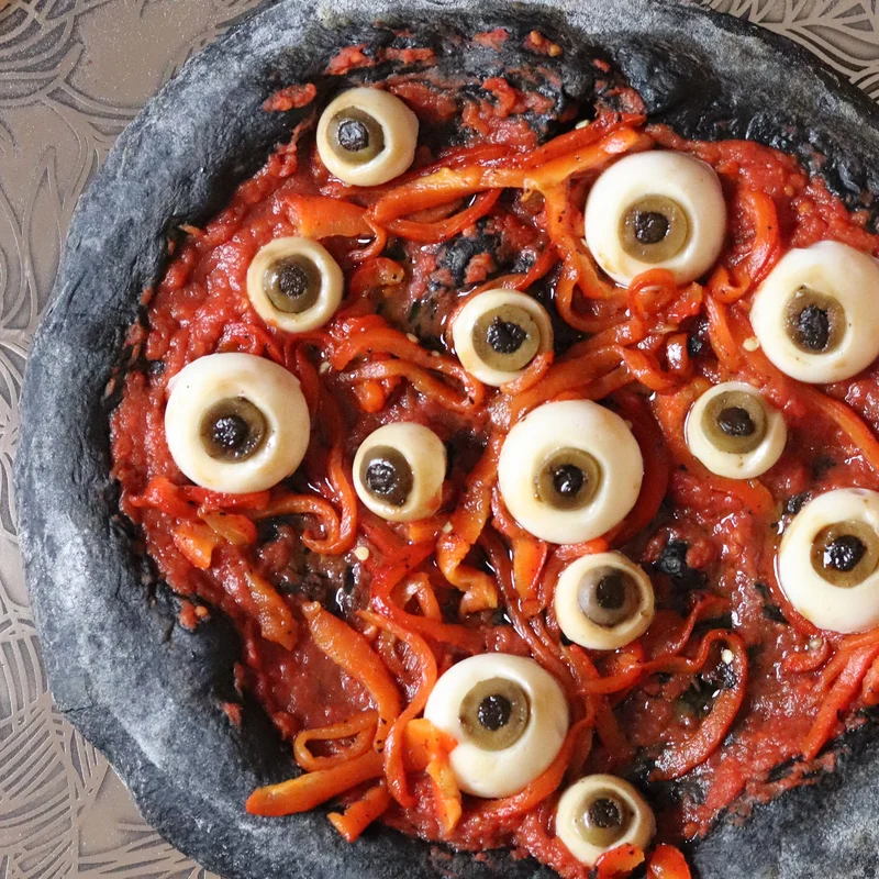 “All eyes on me” Mozzarella-olive eye pizza