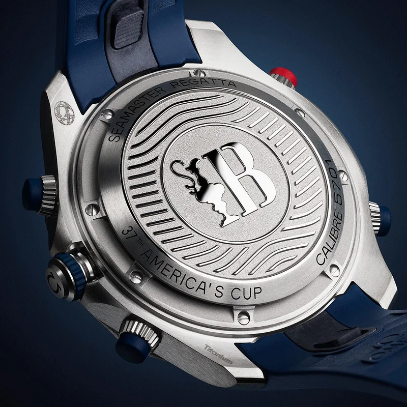 Wave-pattern caseback.