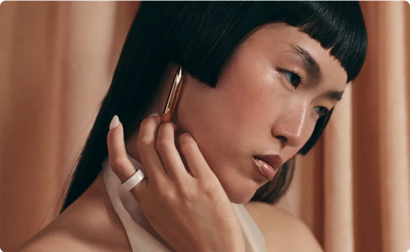 Person wearing Oura Ring 4 Ceramic Cloud