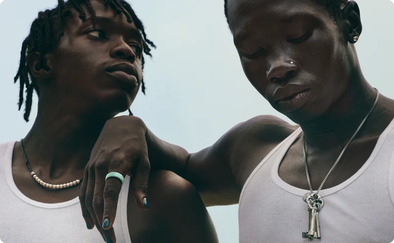 Two people, one wearing Oura Ring 4 Ceramic Tide