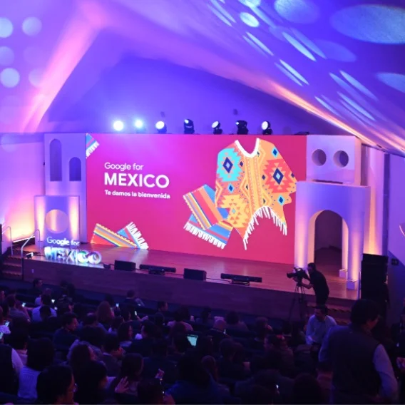 Picture of a stage with a screen reading 'Google for Mexico'