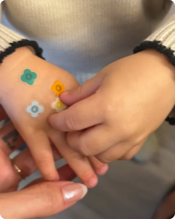 spotwear daisy on baby's hand