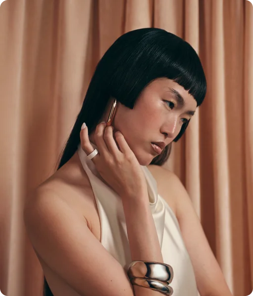 Person wearing Oura Ring 4 Ceramic Cloud