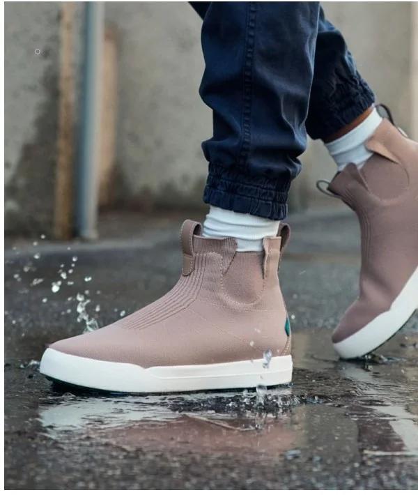 Graphic of someone wearing the Weekend Chelsea in Shiitake Brown.
