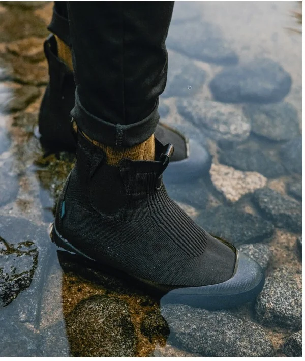 Graphic of someone wearing the Weekend Chelsea in Asphalt Black on Black.
