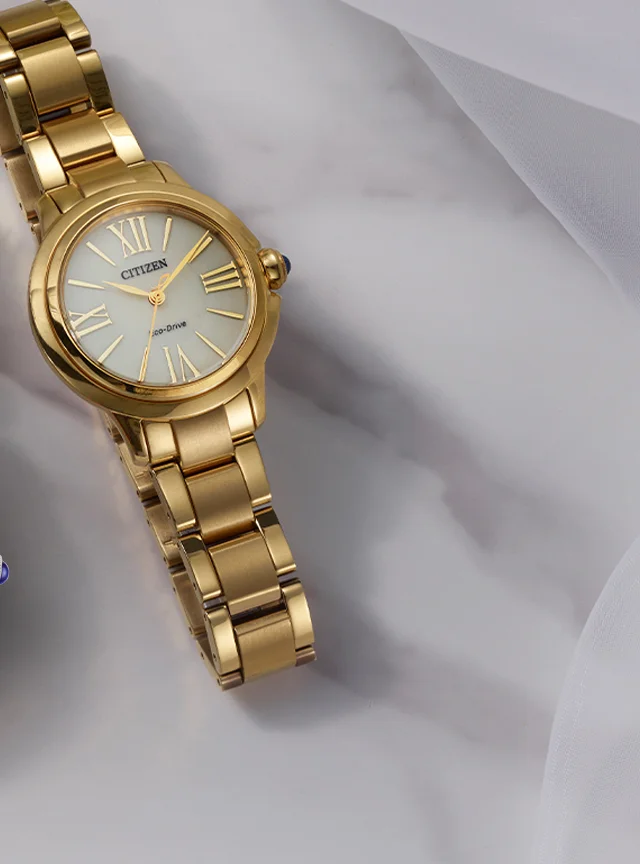 Closeup of the new and exclusive white dial with gold-tone bracelet Ceci