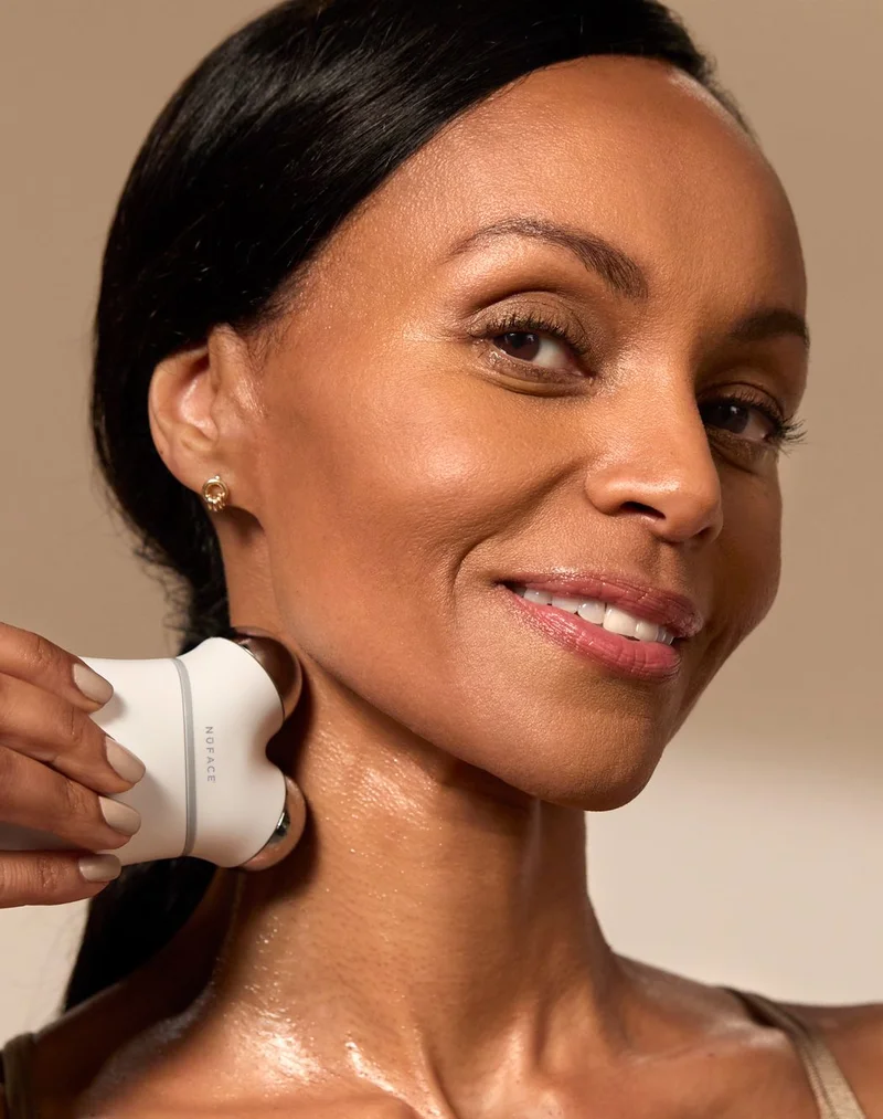 Woman using TRINITY+ on her neck to achieve a contoured appearance.