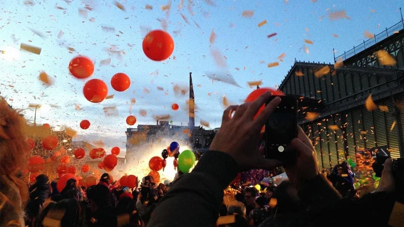 Image description: Crowd at the carnival celebration in Barcelona, Spain.