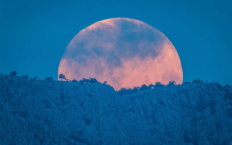 Image of a pink full moon