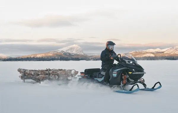 Lynx rider on their Commander RE sled