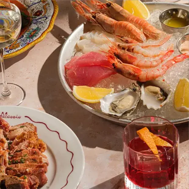 Allasio table with food and drinks