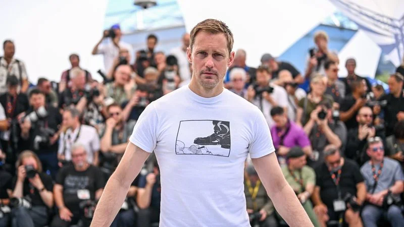 Image may contain: Alexander Skarsgård, Bill Bergey, Jonathan Cyprien, Musashimaru Kōyō, Bill Bergey, Clothing, and T-Shirt