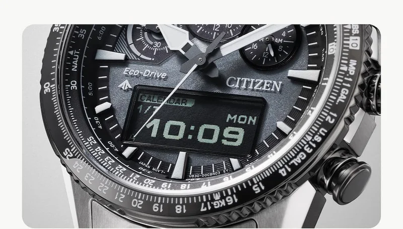 Featuring a 6 o’clock digital screen, the Skyhawk U830 delivers high-performance features for pilots and professionals alike.