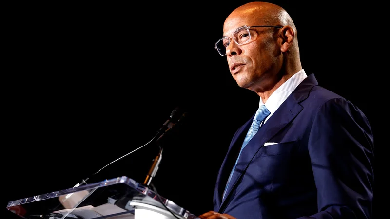 Unnamed NFLPA sources mobilize to defend Lloyd Howell's potential conflict of interest