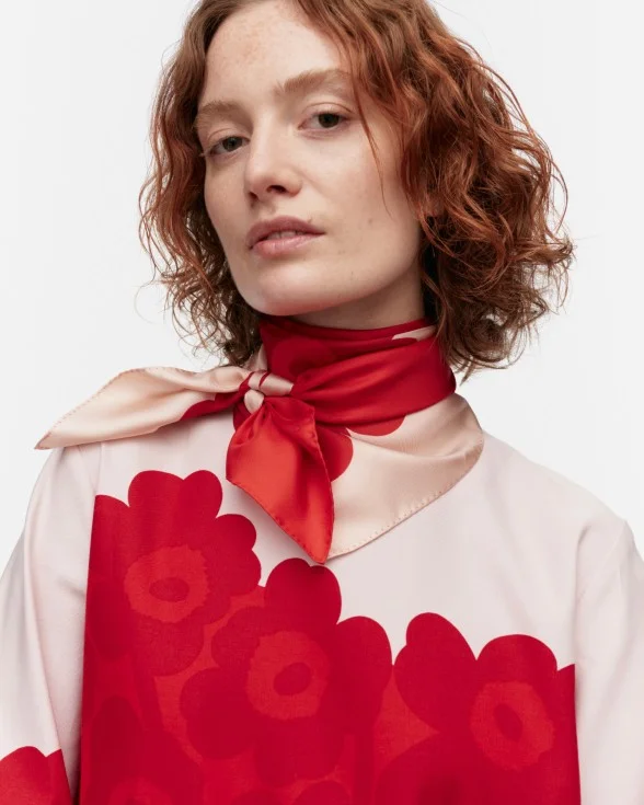 Lauhtua unikko silk scarf