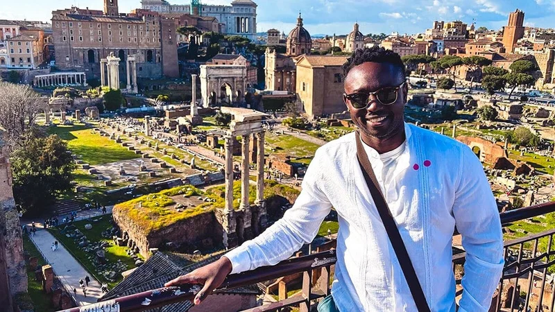Image description: Tourist on the Colosseum and Roman Forum Tour.