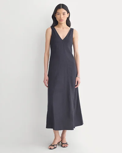 Image | Model | Deep V Seamed Dress in Stretch Linen | Black