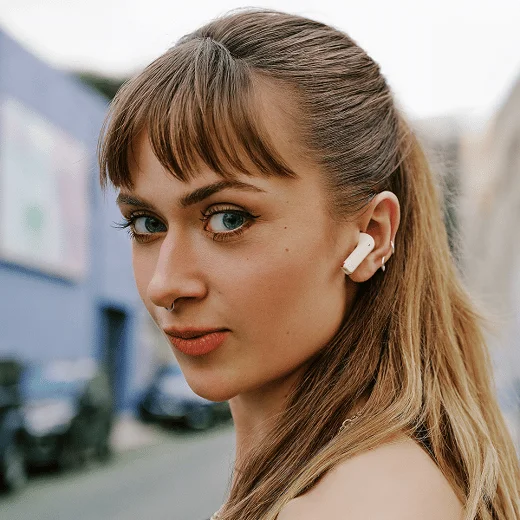 Woman wearing ACCENTUM Open in Creme color variant