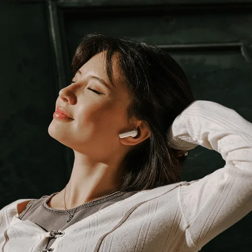 Woman wearing ACCENTUM Open in Creme color variant