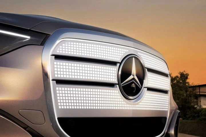 🔌 Mercedes-Benz Teases All-Electric GLC with Illuminated Iconic Grille