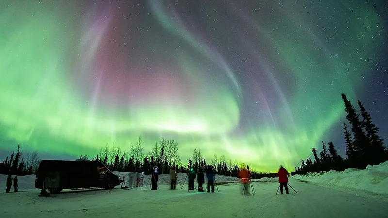 Image description: The Aurora Chasers photography lessons of the northern lights.