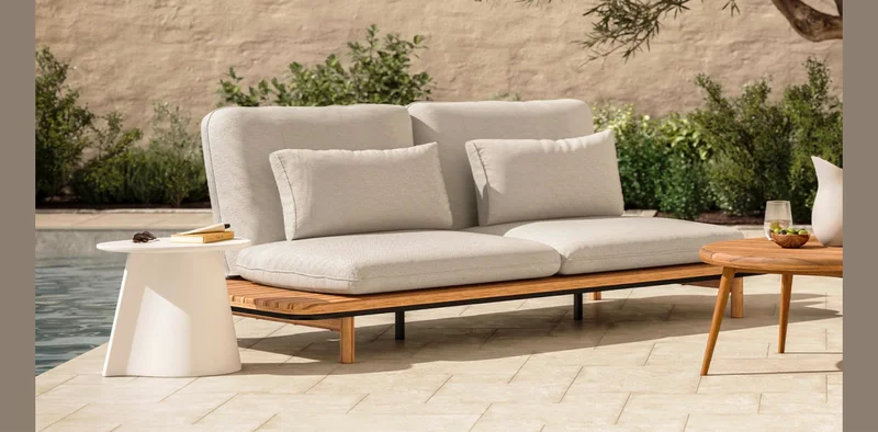 A comfy seat with UV and water-resistant cushions. What could be better? Oh yeah, maybe the solid eucalyptus platform base that makes it look and feel like you’re floating.