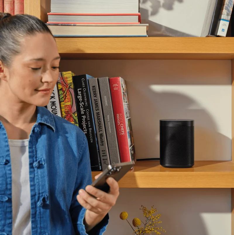 Sonos young woman in front of bookshelf