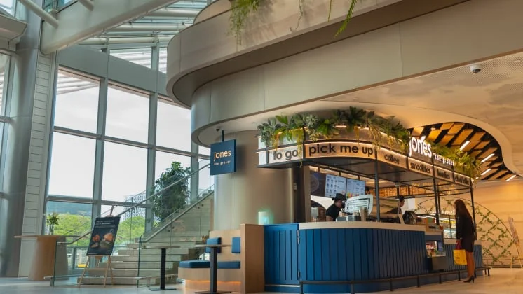 Jones the Grocer has opened at Changi Airport Terminal 2 and is the first-ever duplex concession in the public area of the airport’s terminals