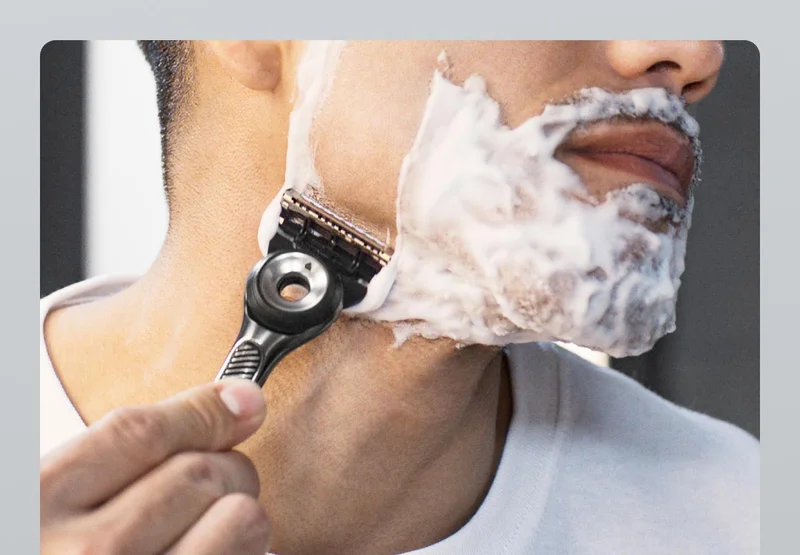 GilletteLabs Razor with Exfoliating Bar