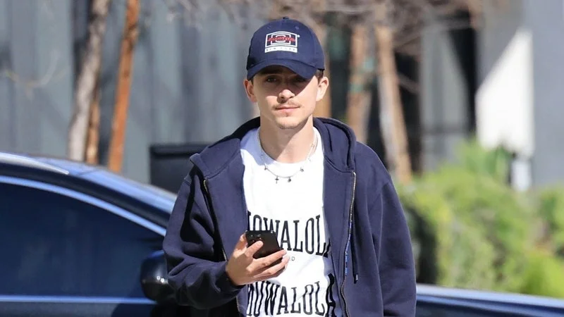 Culver City, CA - EXCLUSIVE - 'A Complete Unknown' star Timothée Chalamet keeps it low-key in dark sunglasses and a hat while grabbing a sandwich at Monroe Place in Culver City.Pictured: Timothée ChalametBACKGRID USA 19 FEBRUARY 2025 - GEVA, SOVE, SPOT