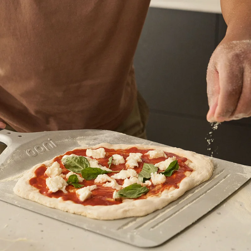 Compact Pizza Peel FlourCatch detail