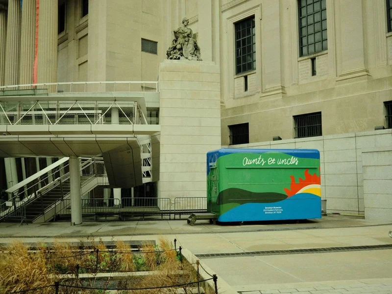 A photograph of the Aunts et Uncles food truck in front of the Brooklyn Museum