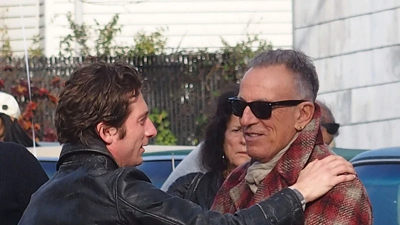 Image may contain: Bruce Springsteen, Jeremy Allen White, Eduardo Suplicy, Clothing, Coat, Jacket, Adult, and Person