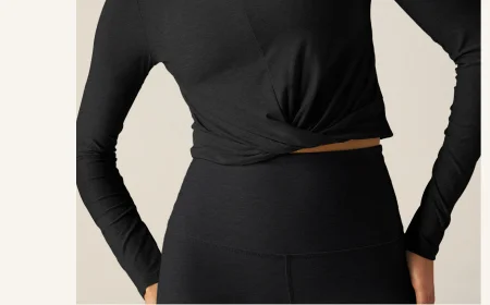 Featherweight Center Stage Cropped Long Sleeve Pullover
