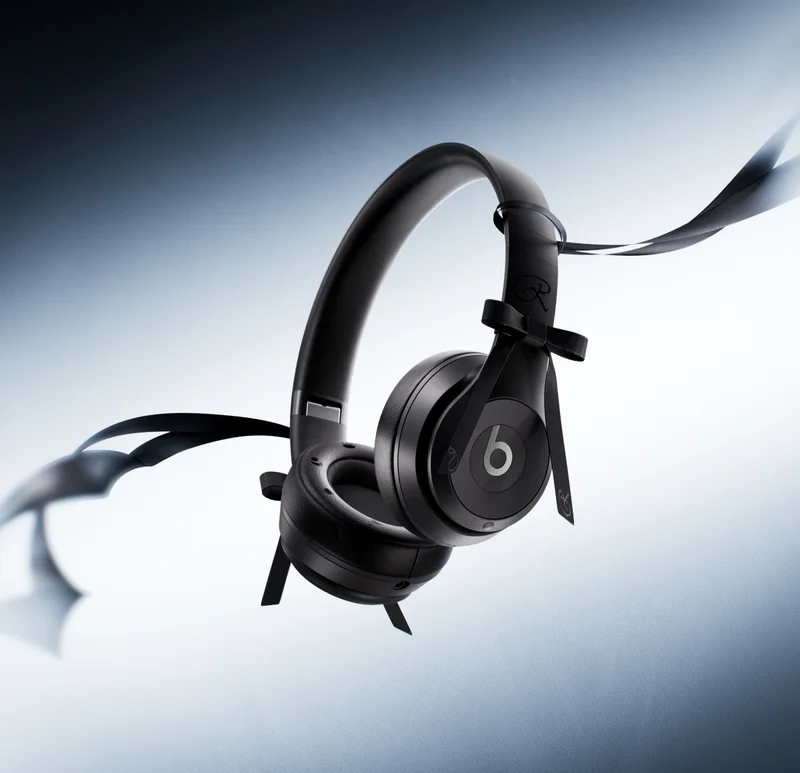 Beats logo and Jennie logo shown above the special-edition JENNIE Beats Solo 4 headphones in Onyx Black floating against a gradient background.