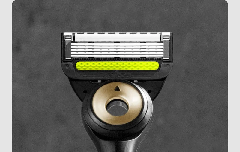GilletteLabs Exfoliating Bar Razor Black and Gold Edition GilletteLabs Exfoliating Bar Razor Black and Gold Edition