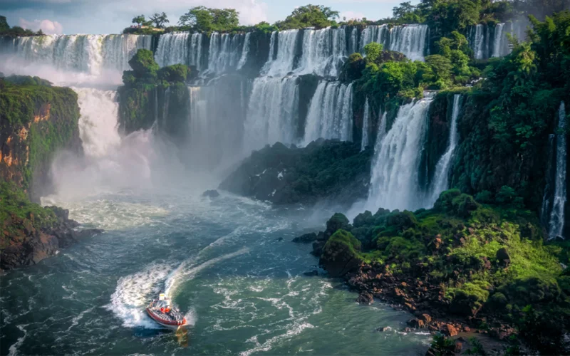 Iguazu Falls straddles two countries, the towns of Foz do Iguaçu in Brazil and Puerto Iguazú in Argentina.
