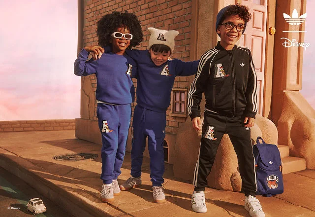 Kids wearing matching Sweatsuit