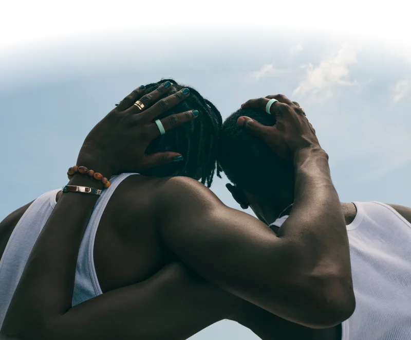 Two people hugging wearing Oura Ring 4 Ceramic