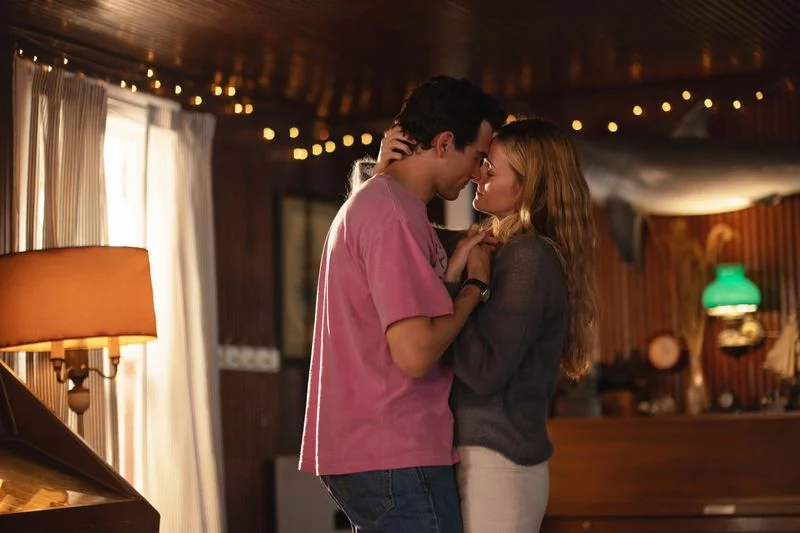 Sarah Pidgeon and Paul Anthony Kelly in 'Love Story: John F. Kennedy Jr. & Carolyn Bessette'