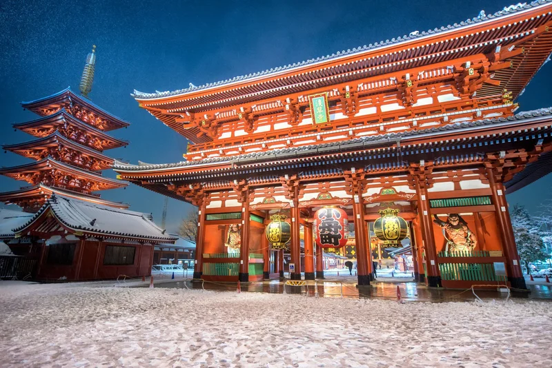 Heavy snow blizzard in Tokyo - Sensoji-ji, Temple in Asakusa, Japan