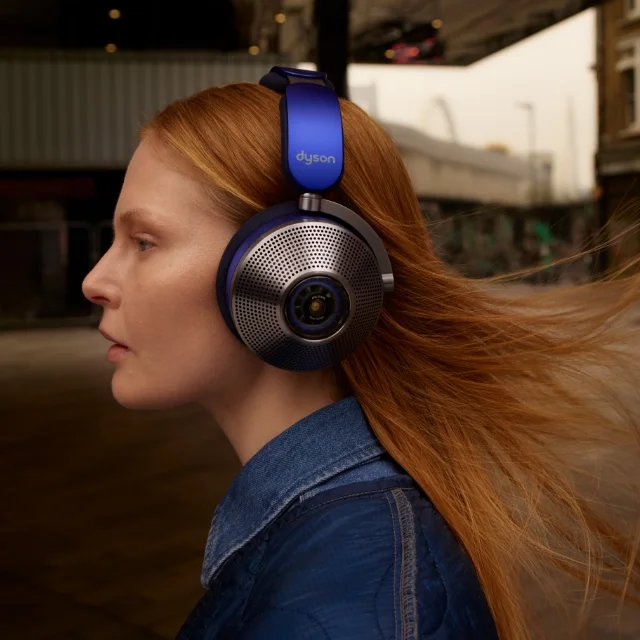 A woman walking outside while wearing Dyson Zone™ noise cancelling headphones